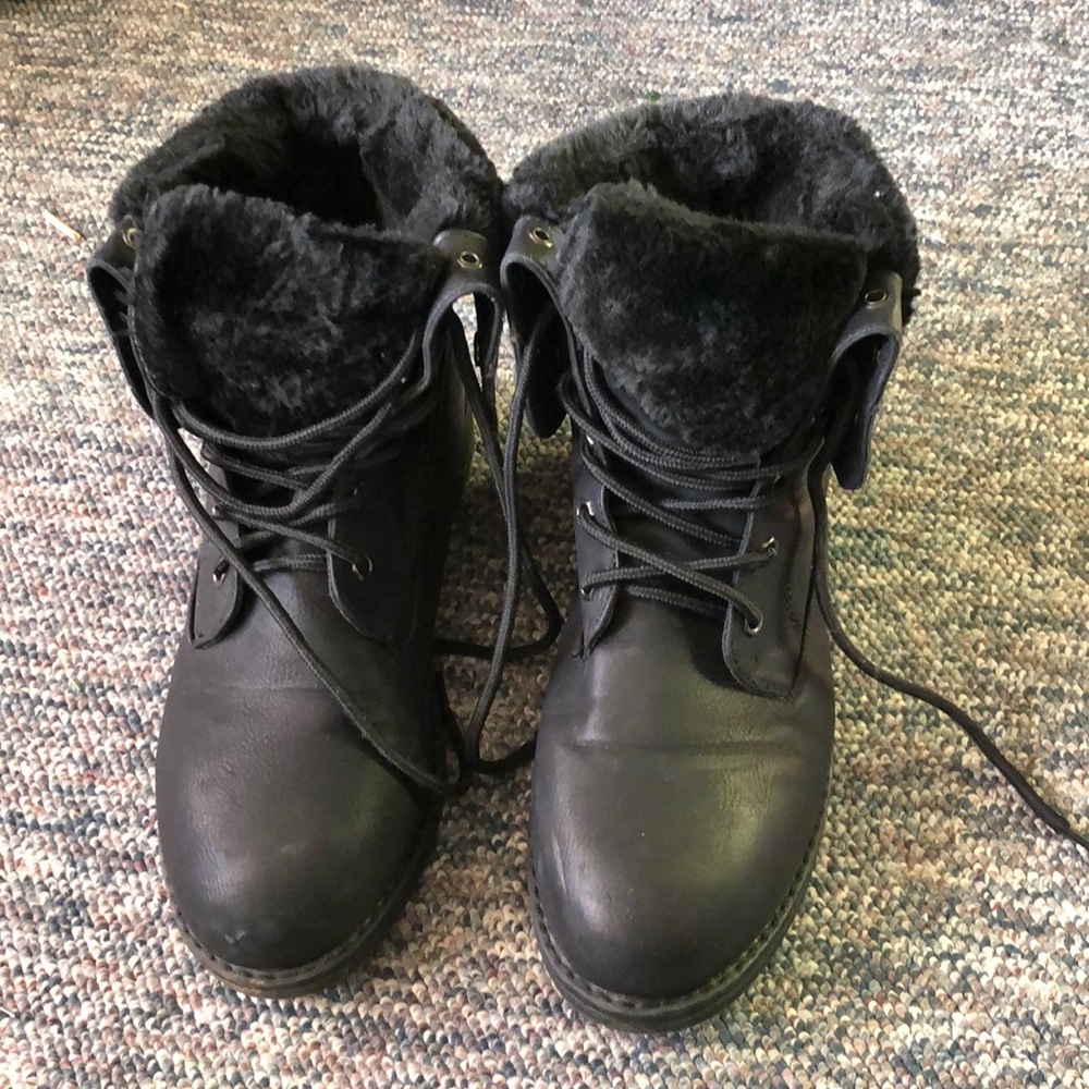 Black fuzzy boots adjustable